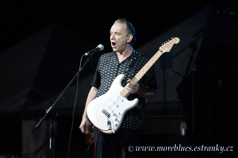 JIMMIE VAUGHAN_17.jpg