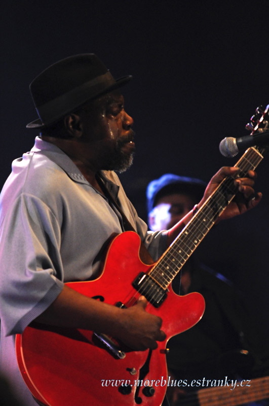 LURRIE BELL AND HIS CHICAGO BLUES BAND_15.jpg