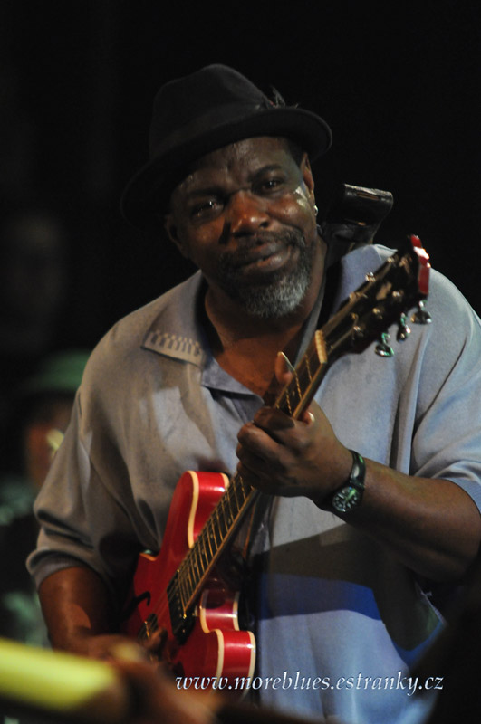 LURRIE BELL AND HIS CHICAGO BLUES BAND_21.jpg