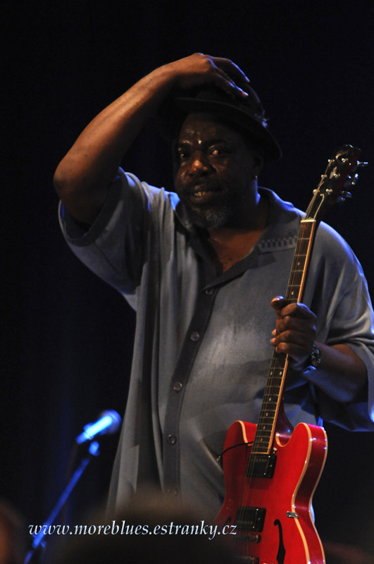 LURRIE BELL AND HIS CHICAGO BLUES BAND_59.jpg